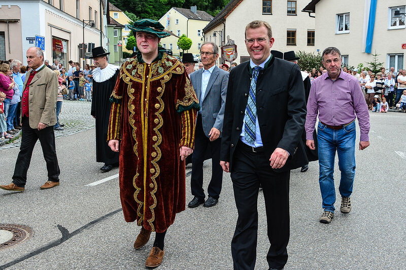 Bürgermeister Christian Wagner und MdB Dr. Reinhard Brandl beim Festzug in Kipfenberg; Foto: Fritz Finkel