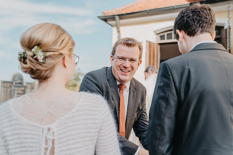 Dr. Reinhard Brandl gratuliert zur Hochzeit; Foto: B. Probst
