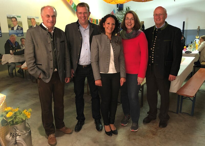 Bezirksrat Reinhard Eichiner, Dr. Reinhard Brandl MdB, Bezirkstagslistenkandidatin Maria Weber, Landtagsabgeordnete Tanja Schorer-Dremel und Landrat Anton Knapp in Stammham; Foto: Weber