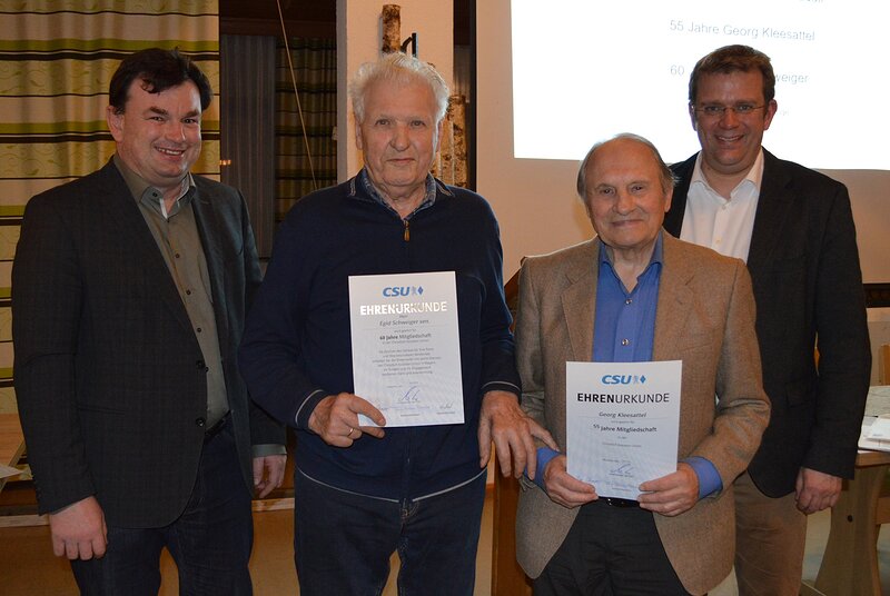 Ortsvorsitzender Hubert Hirschbeck, Egid Schweiger und Georg Kleesattel sowie Dr. Reinhard Brandl in Titting; Foto: Weiß