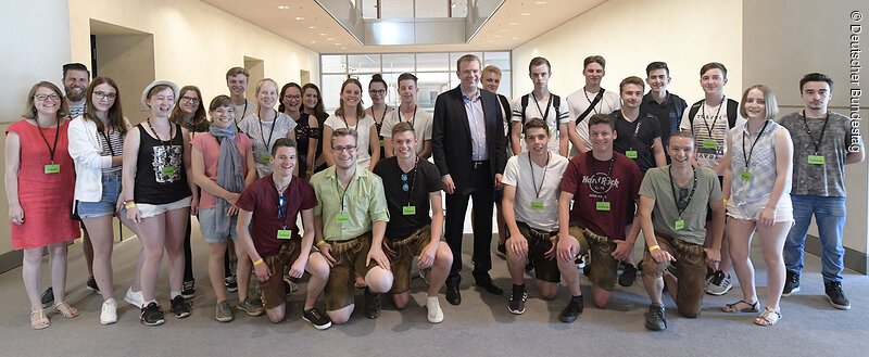 Dr. Reinhard Brandl mit den Schülerinnen und Schülern des Gymnasium Beilngries