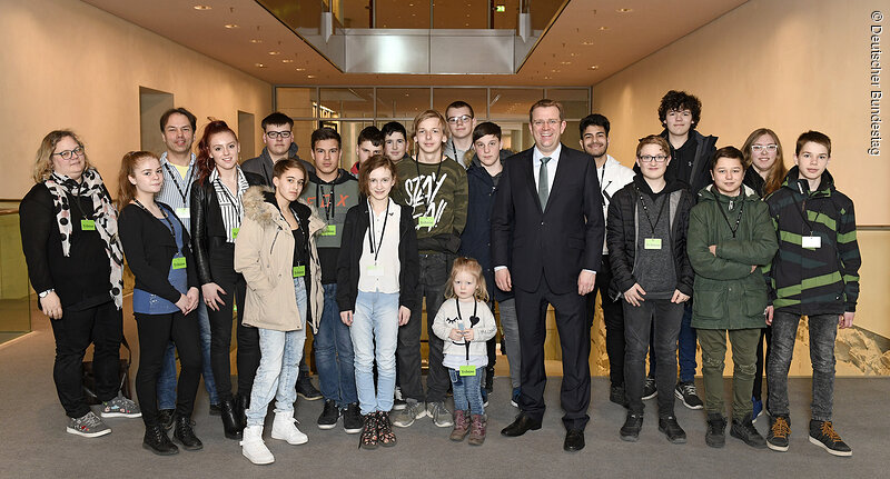 Dr. Reinhard Brandl mit den Schülerinnen und Schülern der Mittelschule Beilngries; Foto: Bundestag