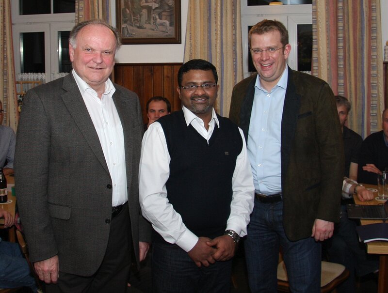 Bürgermeister Michael Stampfer, Pater Praveen und Reinhard Brandl