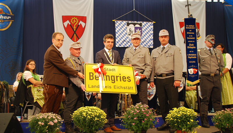 Bürgermeister Anetsberger übergibt das Ortsschild der Stadt Beilngries an das Gebirgspionierbataillon 8
