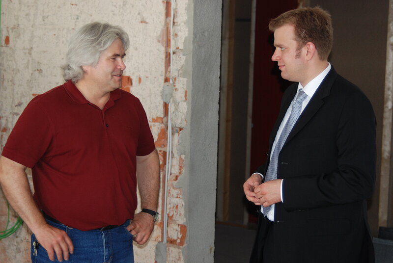 Reinhard Brandl mit Herrn Schiebel bei der Besichtigung des Umbaus der Hauptschule Beilngries
