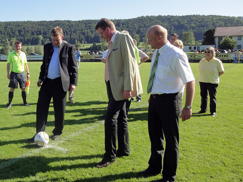 MdB Dr. Reinhard, Staatssekretär Marcel Huber und Wolfgang Muschaweck beim Anstoß