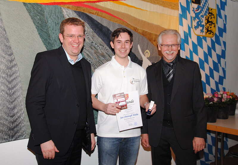 Dr. Reinhard Brandl und Bürgermeister Peter Doliwa gratulieren Christoph Weihe zum Weltmeistertitel