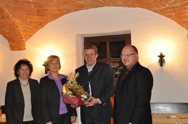 Bezirksrätin Annemarie Höcht, MdL Erika Görlitz, MdB Dr. Reinhard Brandl und Ortsvorsitzender Otto Plath