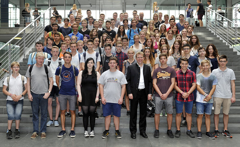 Schülerinnen und Schüler des Willibald-Gymnasiums mit MdB Dr. Reinhard Brandl