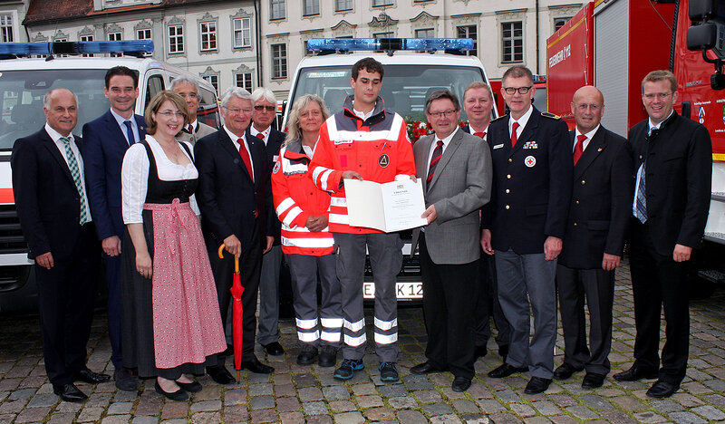 Innenstaatssekretär Gerhard Eck übergibt den Mannschaftstransportwagen an den BRK-Kreisverband Eichstätt