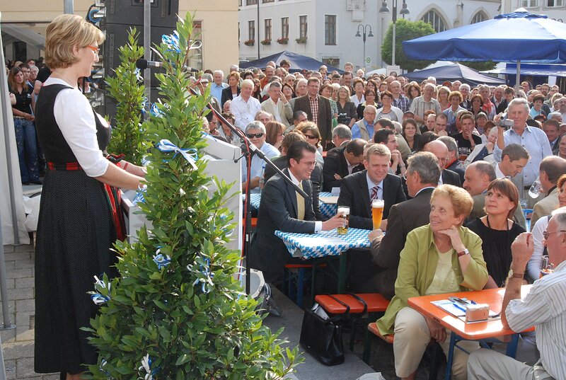 CSU-Kreisvorsitzende Tanja Schorer-Dremel begrüßt Minister zu Guttenberg