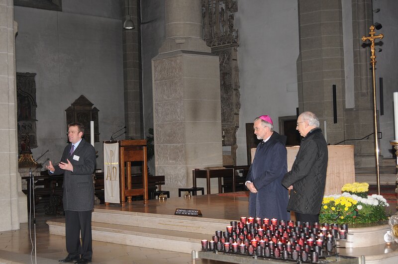 Reinhard Brandl begrüßt seine Gäste im Eichstätter Dom, insbesondere Bischof Gregor Maria Hanke und Generalvikar Isidor Vollnhals