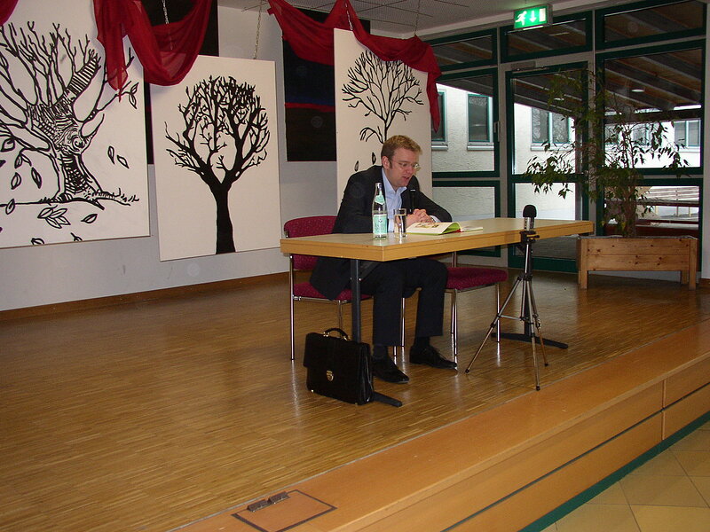 Reinhard Brandl liest in der Aula der Schule Großmehring