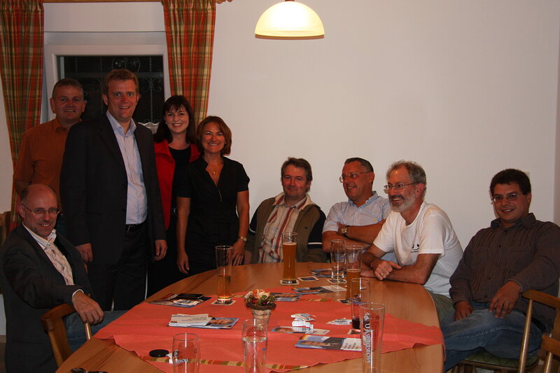 Ortsvorsitzende Rita Schmidt und einige Besucher der Veranstaltung mit Reinhard Brandl
