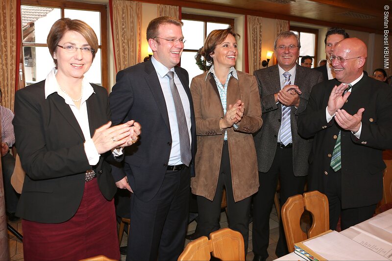 Tanja Schorer-Dremel, Christine Haderthauer, Hans Süßbauer, Stefan Einsiedel und Anton Knapp applaudieren bei der Bekanntgabe des Wahlerebnisses für Reinhard Brandl 