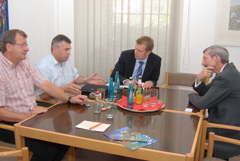  Marktrat Willi Krieglmeier, CSU-Fraktionsvorsitzender Hubert Albrecht, CSU-Bundestagskandidat Dr. Reinhard Brandl und Bürgermeister Rainer Richter im Gespräch im Kipfenberger Rathaus.