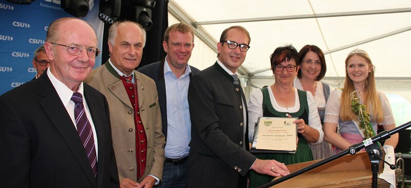 Bundesminister Alexander Dobrindt trägt sich ins Golde Buch des Marktes Kinding ein