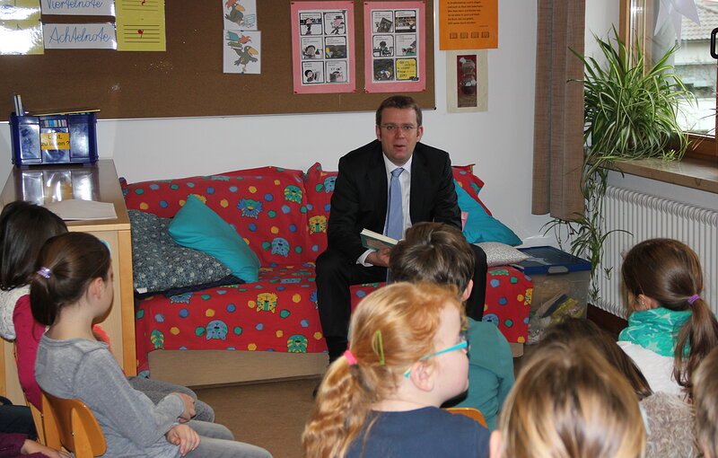 Reinhard Brandl beim Vorlesen an der Grundschule Kinding