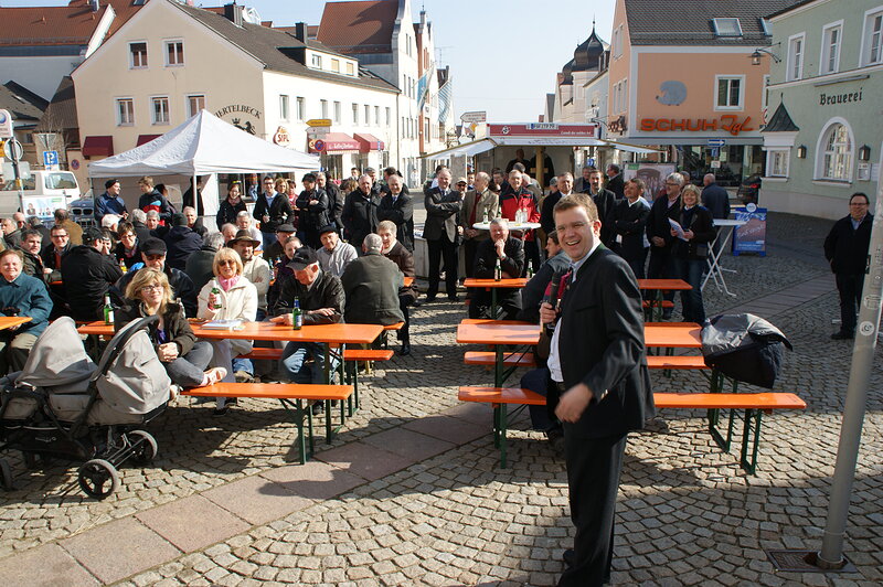 Reinhard Brandl am Marktplatz in Kösching