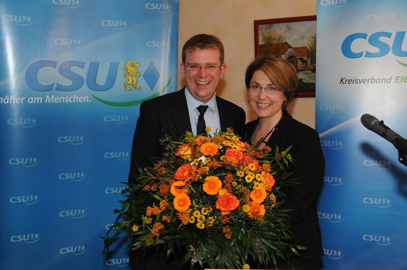 Reinhard Brandl gratuliert der CSU-Kreisvorsitzenden Tanja Schorer-Dremel