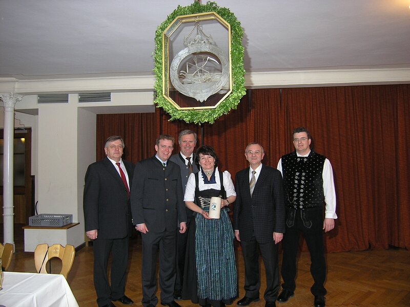 Bürgermeister Max Schöner, MdB Dr. Reinhard Brandl und MdL Max Weichenrieder mit der Vorstandschaft