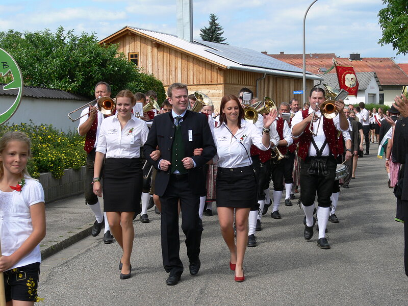 Schirmherr Reinhard Brandl führte mit Martina Bögeholz und Nadine Straßburger des Festzug an