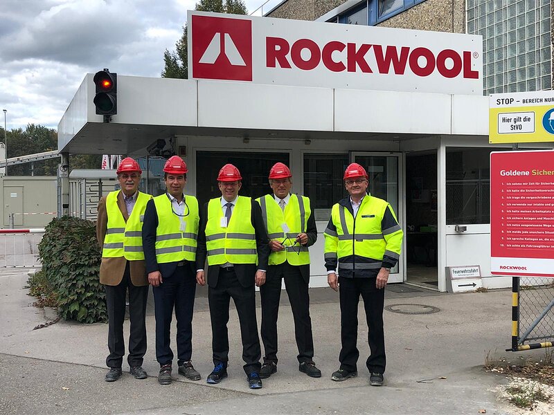 Rüdiger Vogt, Matthias Enghuber MdL, Dr. Reinhard Brandl MdB und Oberbürgermeister Dr. Bernhard Gmehling bei Fa. Rockwool; Foto: Pfahler