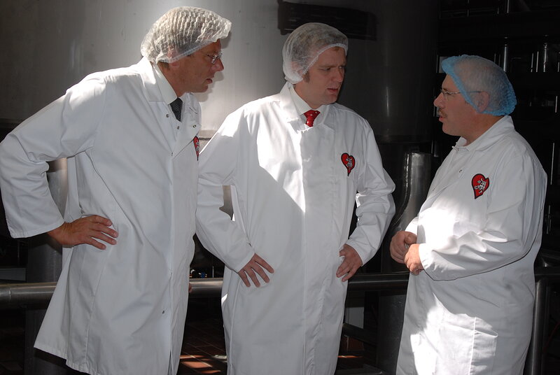Reinhard Brandl (Mitte) während seines Besuchs bei den Neuburger Milchwerken mit dem Oberbürgermeister der Stadt Neuburg, Dr. Bernhard Gmehling, (links) und Herrn Ernsberger, der durch das Unternehmen führte.
