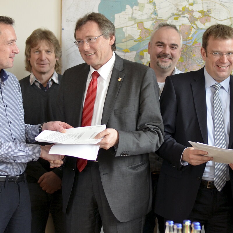 Bundesstraße 16 Ausbau südlich von Marienheim. Bürgerinitiative Marienheim um Andreas Weis (Zweiter von links) händigen dem Oberbürgermeister von Neuburg, Bernhard Gmehling, und Bundestagsabgeordneten Reinhard Brandl die Unterschriftenliste aus. Mit auf dem Bild: Thomas Schönauer (Mitte), der die Pläne erstellt hat und die Betroffene Inge Wasilesku.