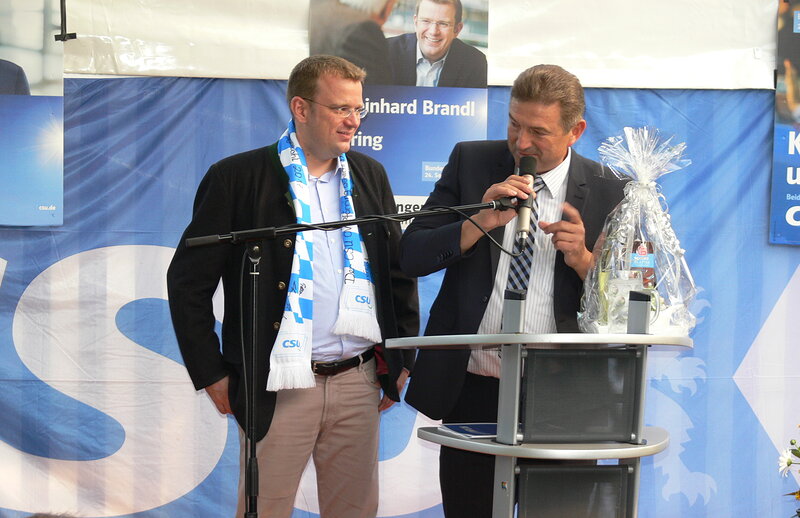 Martin Busch bedanktsich bei Reinhard Brandl; Foto: Werner Loeper