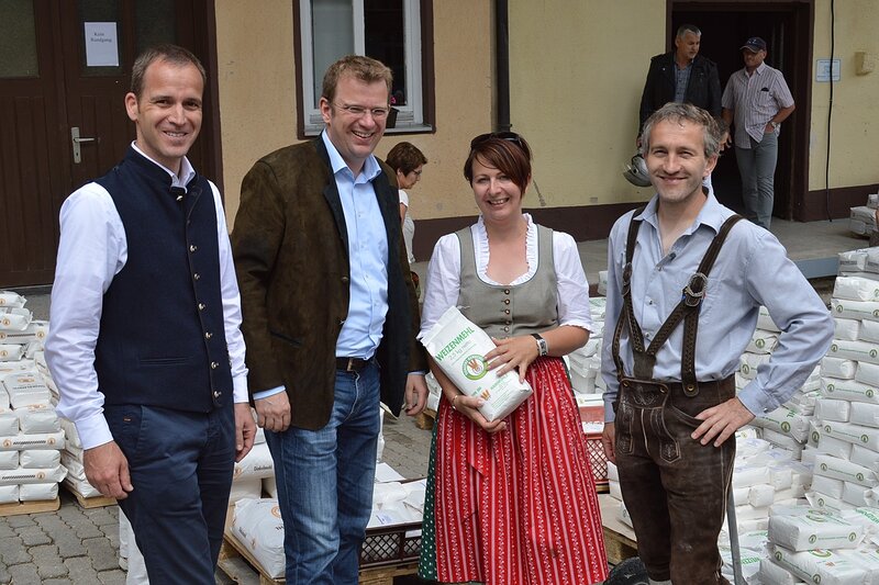 Bürgermeister Andreas Brigl und MdB Dr. Reinhard Brandl mit Familie Schmidt beim Mühlentag; Foto: Josef Weiss