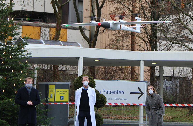 Dr. Reinhard Brandl, Bundestagsabgeordneter, Dr. Micha Bahr, Direktor der Klinik für Kinder- und Jugendchirurgie im Klinikum Ingolstadt und Monika Röther, Geschäftsführerin am Klinikum Ingolstadt.