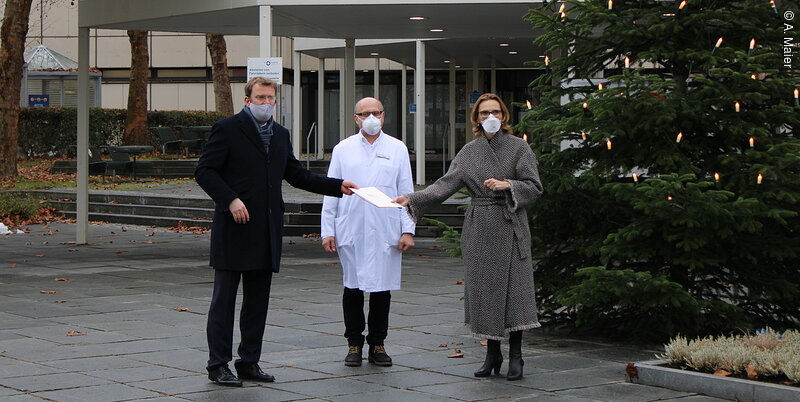 Dr. Reinhard Brandl, Bundestagsabgeordneter, Dr. Peter Linhardt, Leiter der Apotheke am Klinikum und Monika Röther, Geschäftsführerin am Klinikum Ingolstadt.