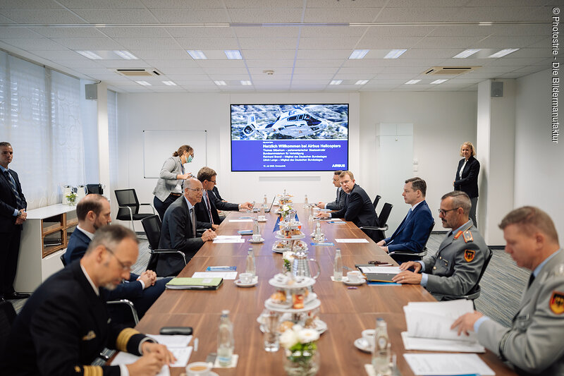 Staatssekretär Thomas Silberhorn und Dr. Reinhard Brandl MdB bei Airbus; Foto: Airbus