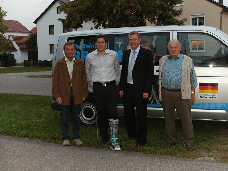 Reinhard Brandl mit Otto Schmid und Thoams Mack vor seinem Wahlmobil