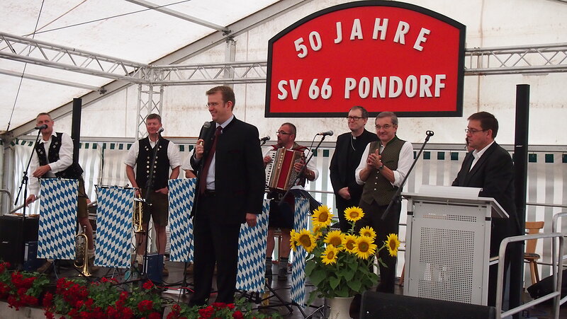 Dr. Reinhard Brandl, Bischof Dr. Josef Graf, Bürgermeister Norbert Hummel und Vorsitzender Bernhard Meyer im Pondorfer Festzelt