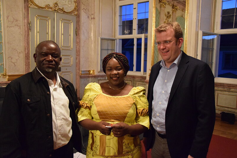 Thèophile und Thérèse Mema mit MdB Dr. Reinhard Brandl, der der Shalom-Preis-Trägerin herzlich gratulierte