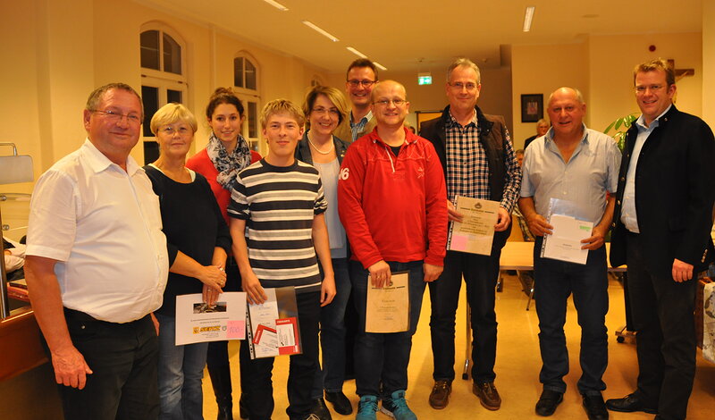 Adalbert Lina (links) und MdB Dr. Reinhard Brandl (rechts) mit den gewinnern