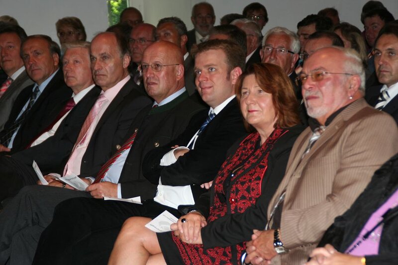 von links: Bezirksrat Reinhard Eichiner, Landrat Anton Knapp, MdB Dr. Reinhard Brandl, MdL Eva Gottstein, OB Arnulf Neumeyer