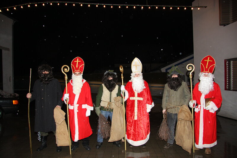 Der Hl. Nikolaus (Bildmitte) und seine beiden Stellvertreter