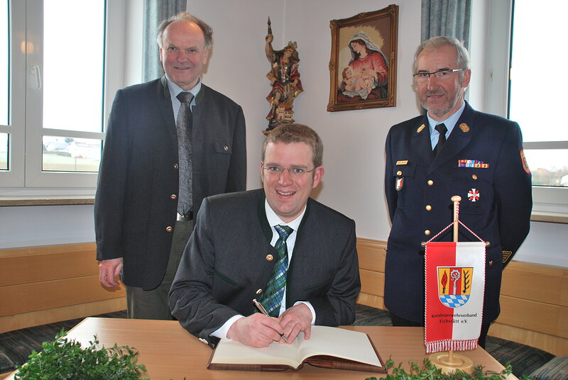 MdB Dr. Reinhard Brandl trägt sich ins Goldene Buch seiner Heimatgemeinde ein