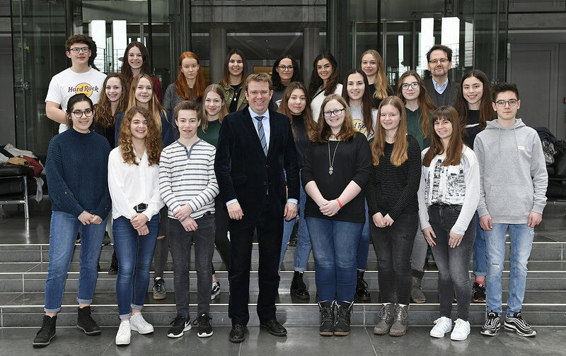 Reinhard Brandl mit seinen Gästen im Paul-Löbe-Haus; Foto: Bundestag