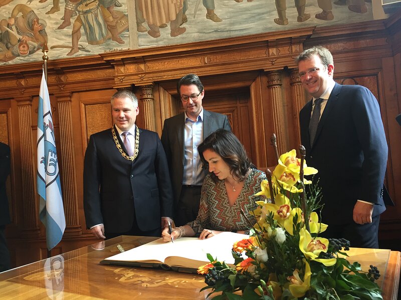 Staatsministerin Dorothee Bär trägt sich ins Goldene Buch der Stadt Ingolstadt ein; Foto: Stefan Huber