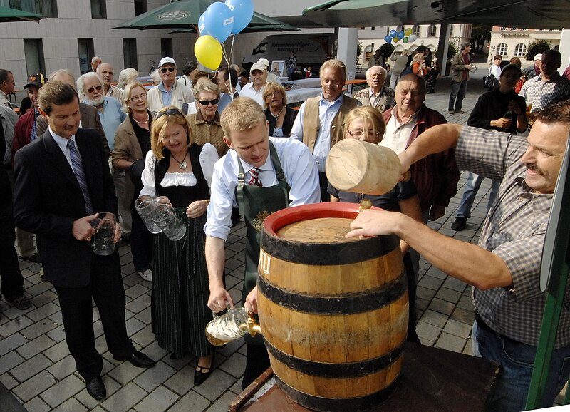 Reinhard Brandl zapft das erste Fass Bier an