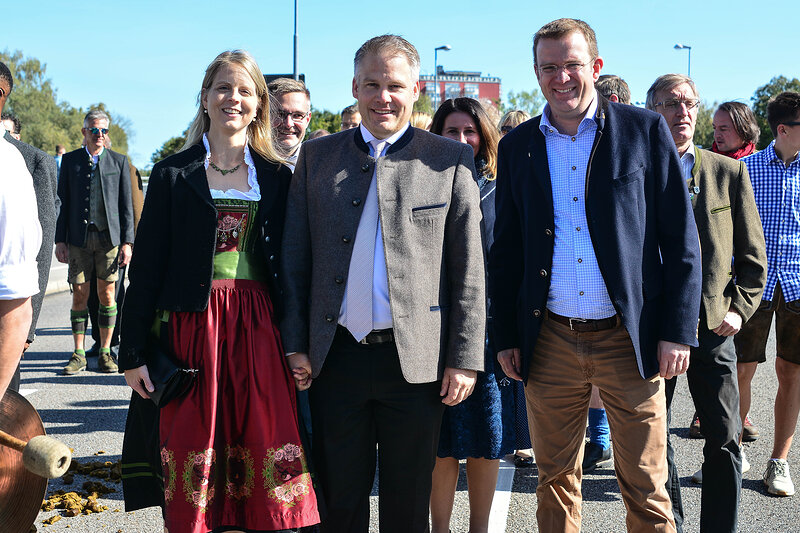 Caroline Lösel, Oberbürgermeister Dr. Christian Lösel und Dr. Reinhard Brandl MdB beim Festzug; Foto: Fritz Finkel