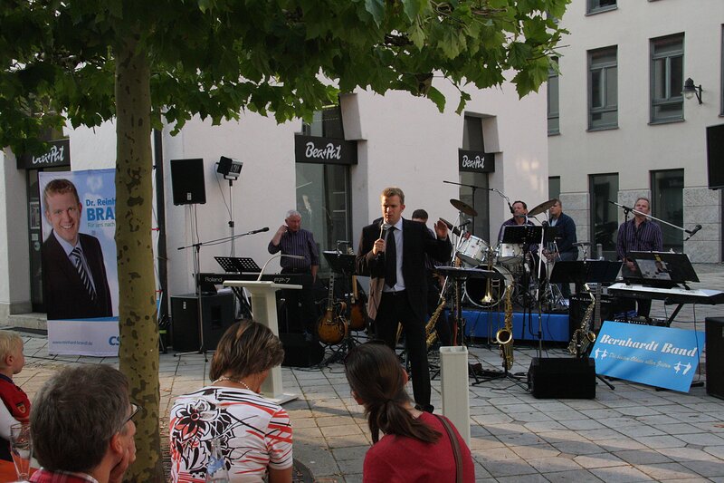 Reinhard Brandl mit der Bernhardt-Band auf dem Carraraplatz 
