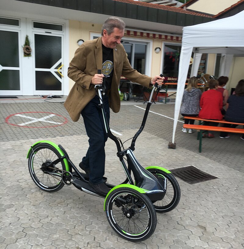 Bürgermeister Norbert Hummel probiert ein Spezialrad aus
