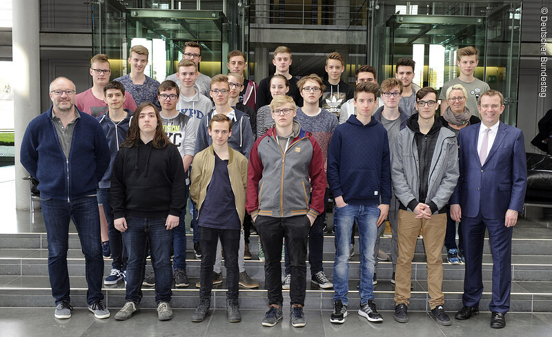 Die Schüler der Franz-von-Lenbach-Schule mit MdB Dr. Reinhard Brandl