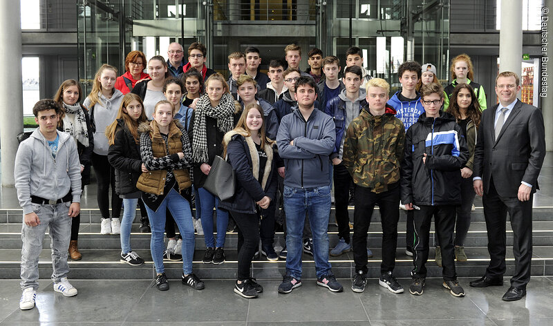 Die Schülerinnen und Schüler der Mittelschule Friedrichshofen zu Gast bei MdB Dr. Reinhard Brandl