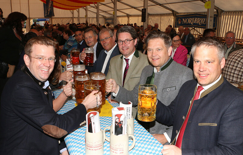 Bundesminister Andreas Scheuer, Landtagskandidat Alfred Grob, Oberbürgermeister Dr. Christian Lösel und Dr. Reinhard Brandl MdB im Festzelt in Friedrichshofen; Foto: Stefan Eberl